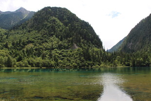 青山绿水间的静谧湖泊