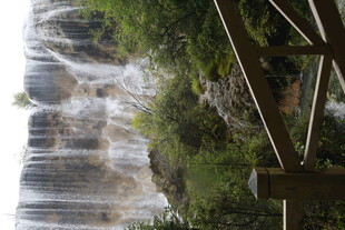 山间瀑布旁的木质栈道