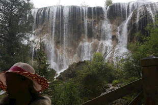 游客赏壮观瀑布美景