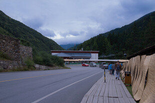 公路旁的收费站景观