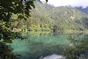 山间碧绿湖水美景