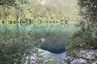 梦幻清澈的山林湖泊景观