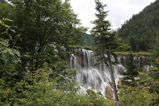 山林间的壮美瀑布景观