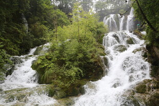 山间飞瀑 绿意盎然的景致
