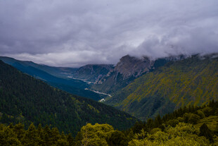 云雾缭绕的壮美山间景色