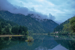 宁静山水间的湖光山色