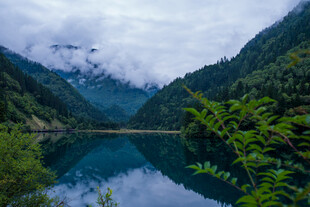 山间幽蓝湖泊 绿意环绕