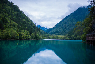梦幻蓝湖 青山环绕之景
