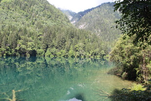 青山环抱的澄澈碧绿湖水