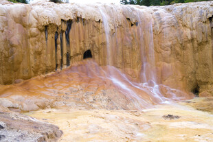 五彩斑斓的天然温泉瀑布