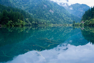静谧幽蓝的山间湖泊