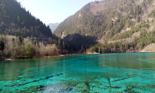 梦幻蓝湖 山间绝美风光