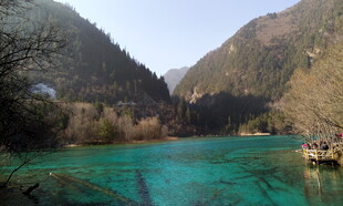 秀丽山水间的碧绿湖水