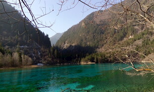 秀丽山水间的碧绿湖水