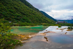 山间多彩湖泊美景