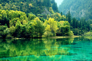 青山绿水间的澄澈湖泊