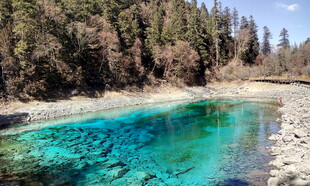 清澈蓝绿色山间湖泊美景