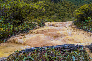 山间湍急的黄色溪流
