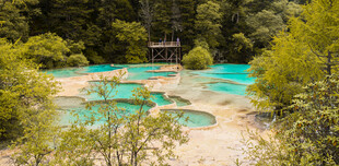 梦幻蓝绿色山间湖泊美景