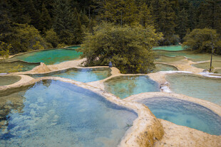 梦幻五彩钙化池景观