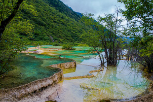 梦幻五彩的山间溪流景观