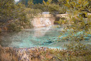 梦幻蓝绿色自然水潭景观