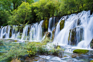 山间秀丽瀑布景观