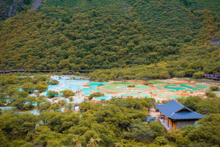 山林间的静谧小屋与湖泊