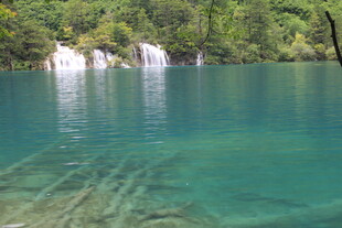清澈蓝湖与岸边瀑布景观