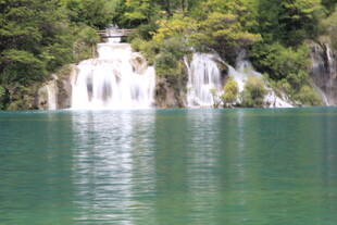 青山绿水间的美丽瀑布