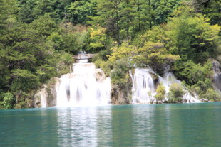 秀丽山水间的瀑布景观