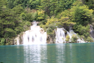 青山绿水间的秀丽瀑布