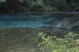 山间幽蓝清澈的静谧水域