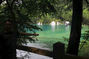 湖畔美景 人倚木栏赏翠湖