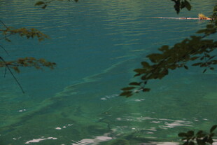 俯瞰清澈海水中的船只