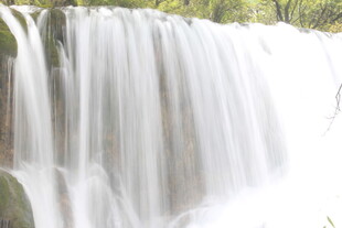 壮观瀑布水流倾泻而下