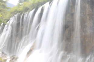 壮观瀑布水流倾泻而下