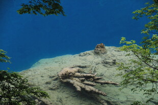 崖壁上的攀岩者