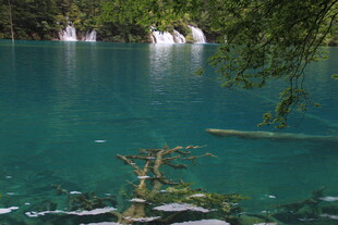 清澈蓝绿色湖水风景