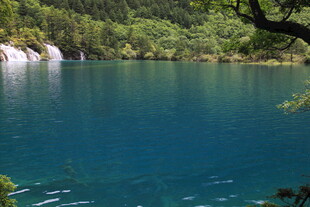 幽蓝湖水与葱郁山林美景