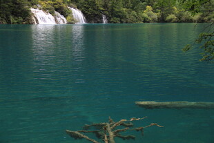 清澈蓝湖与岸边瀑布景观