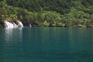 碧绿湖水与葱郁山林美景