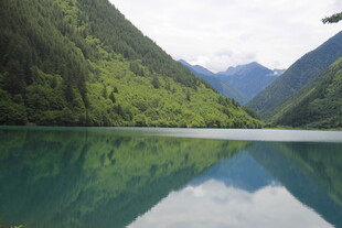 青山绿水间的静谧湖泊