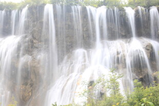 壮观瀑布水流倾泻而下