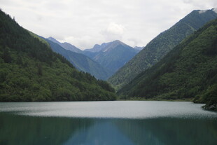 高山环抱中的静谧湖泊