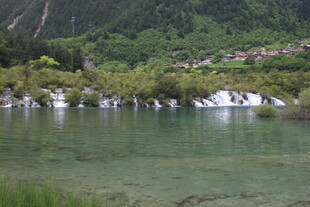 山间清澈湖水与小瀑布