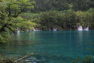 梦幻蓝湖 山林环绕的美景