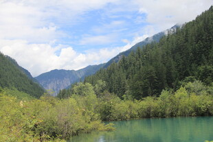 青山绿水间的幽美湖泊