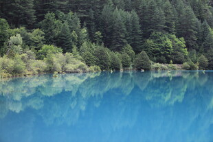 梦幻蓝湖映山林