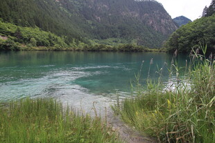 青山绿水间的澄澈溪流